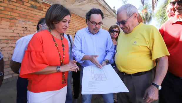 La alcaldesa y el edil de Deportes en el Pabellón de la Juventud durante la presentación del nuevo proyecto