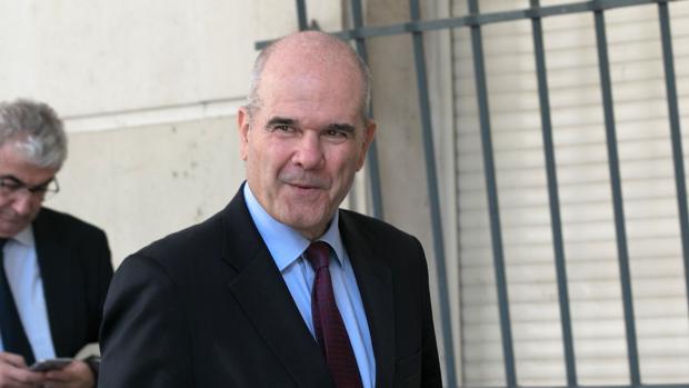 Manuel Chaves, a la entrada de los Juzgados de Sevilla