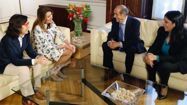 Susana Díaz y Rosa Aguilar, durante el encuentro mantenido con la Junta Directiva de la Asociación Andaluza de Víctimas del Terrorismo, encabezada por su presidente, Joaquín Vidal