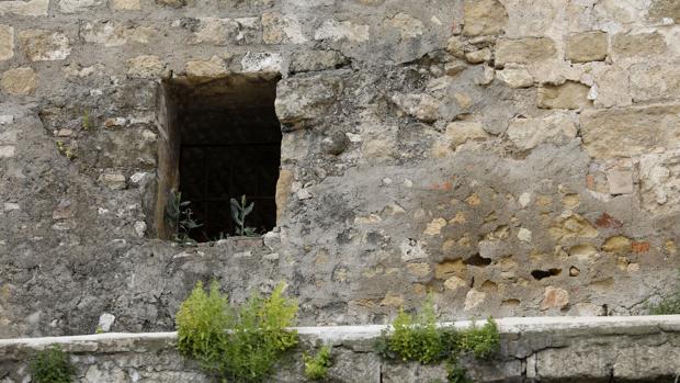 Estado actual de un detalle de la Puerta de Almodóvar