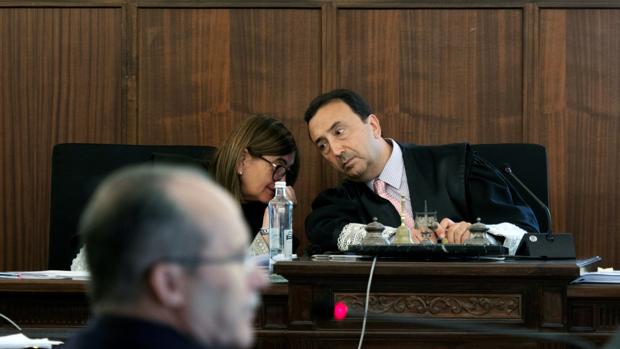 Los magistrados Pilar Llorente y Juan Antonio Calle Peña, en el juicio del caso ERE