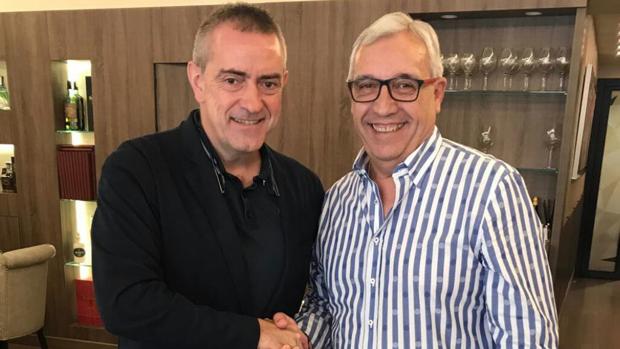 El presidente del Ximénez, Mariano Jiménez, estrecha la mano del responsable de Avia