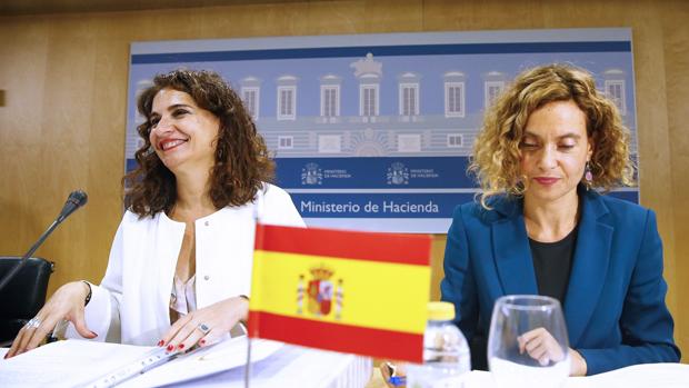 Las ministras de Hacienda, María Jesús Montero, y Administraciones Públicas, Merixel Batet