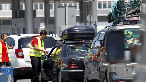Vehiculos haciendo cola en el control de pasaportes y embarque en el Puerto de Algeciras