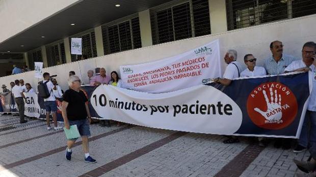 Protesta de la plataforma y del Sindicato Médico en Málaga