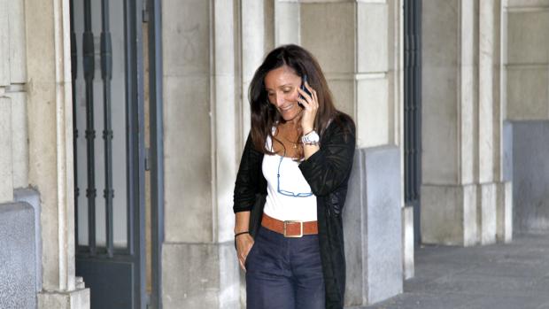 La juez Núñez Bolaños habla por teléfono en los soportales de la Audiencia de Sevilla