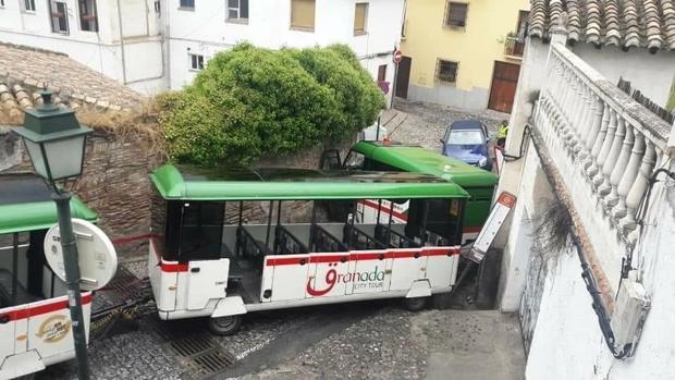 El tren turístico de Granada, encajado tras derrapar en las calles del Albaicín.