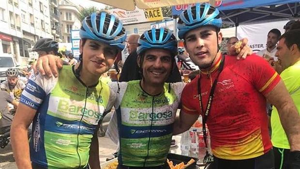 Sánchez, a la derecha de la imagen, posa junto a sus compañeros de equipo