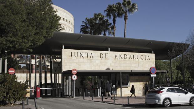 Acceso al edificio central de la Consejería de Hacienda de la Junta en Torre Triana, Sevilla