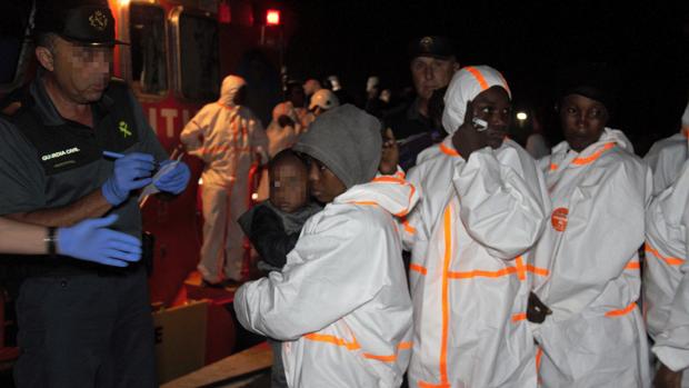 La Guardia Civil atiende a los inmigrantes llegados en una patera a Motril