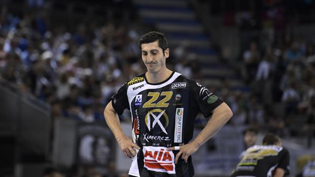 Novica Rudovic, triste por la derrota del Ángel Ximénez Avia Puente Genil