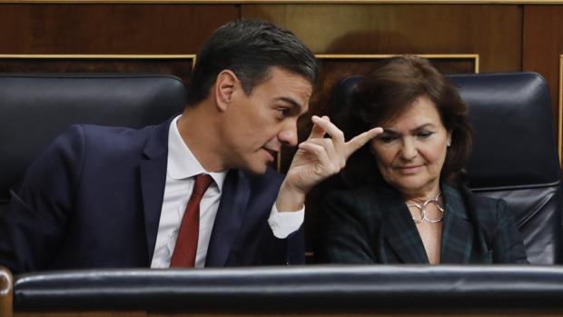 El presidente del Gobierno, Pedro Sánchez, junto a su vicepresidenta, Carmen Calvo