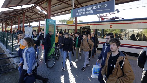 Estudiantes apeándose del tren en la estación de Rabanales