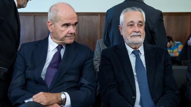 Los expresidentes de la Junta Manuel Chaves (i) y José Antonio Griñán escuchan este martes a los fiscales