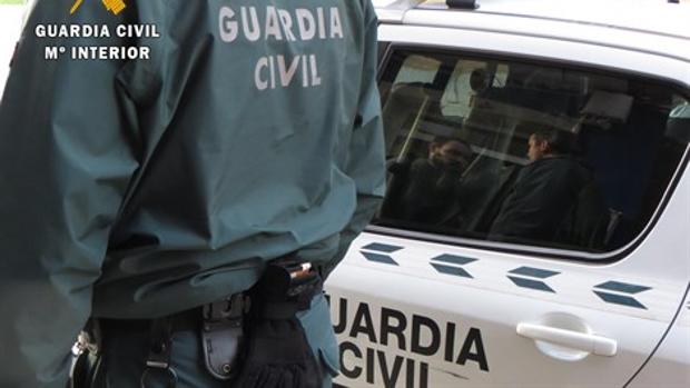 Imagen de archivo de un agente y un vehículo de la Guardia Civil.