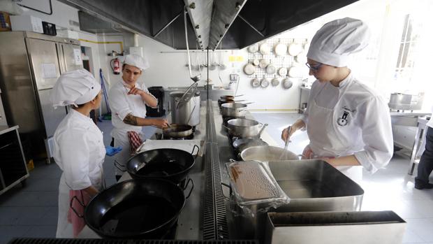 Alumnos en un curso de Formación Profesional de restauración en Córdoba