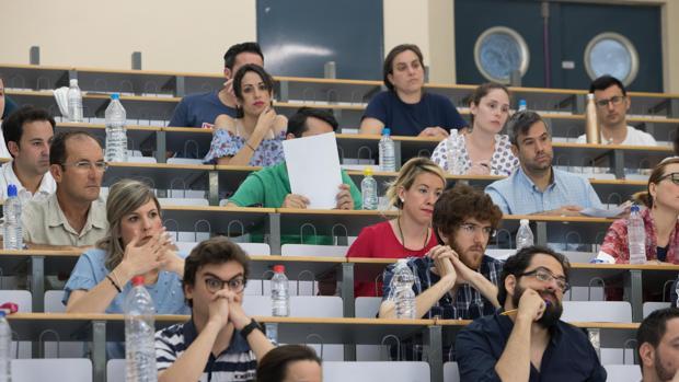 Opositores en medio de un exmaen