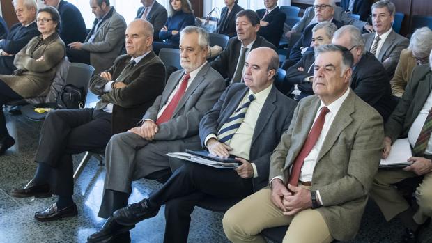 Chaves, Griñán, Zarrías, Viera, y otros acusados por los ERE