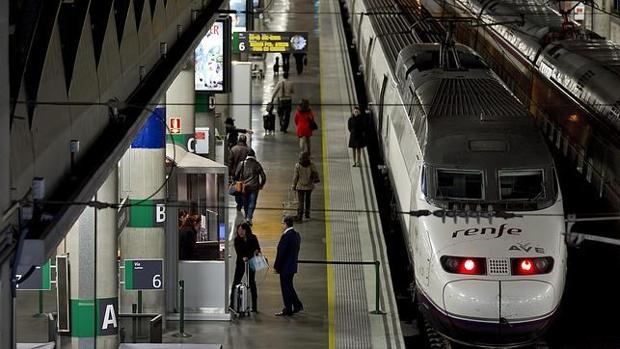 Un tren AVE, en la estación