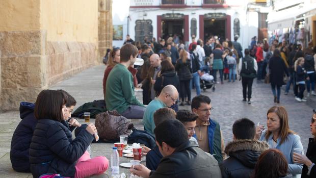 Turistas junto a la Mezquita-Catdral de Córdoba