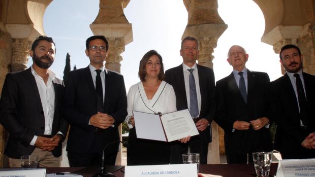 La alcaldesa de Córdoba, Isabel Ambrosio, en la firma de la Declaración de Córdoba