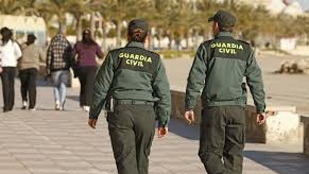 Los agentes trataban de identificar al dueño de los perros cuando fueron atacados
