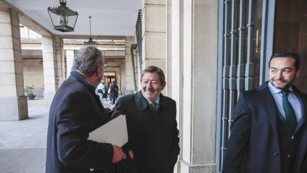 Javier Guerrero entra en la Audiencia con sus abogados