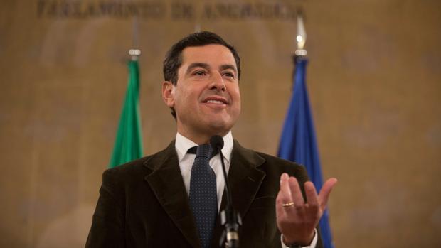 Juanma Moreno, atendiendo a los medios de comunicación tras la firma del acuerdo de investidura