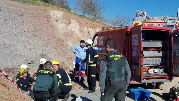 Foto de la intervención para sacar al pequeño del pozo