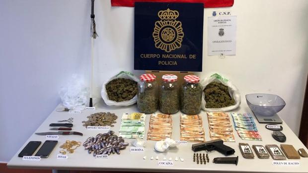 Droga y arma requisadas al presunto narcotraficante