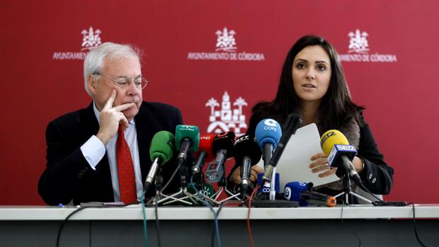 Los ediles socialistas Emilio Aumente y Carmen González en una rueda de prensa