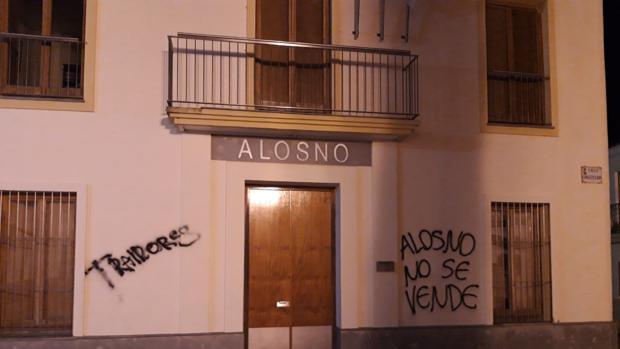 Pintadas contra la segregación de Tharsis en el Ayuntamiento de Alosno