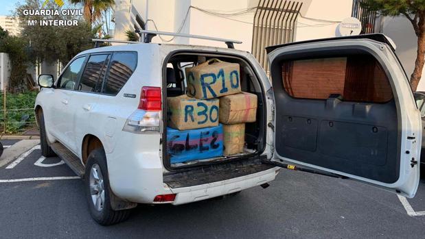 La furgoneta abandonada en la zona por los traficantes