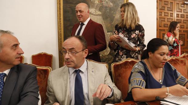 El exalcalde de Aguilar (centro) en un pleno de la Diputación
