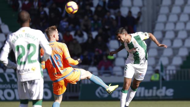 Aythami golpea un balón de cabeza