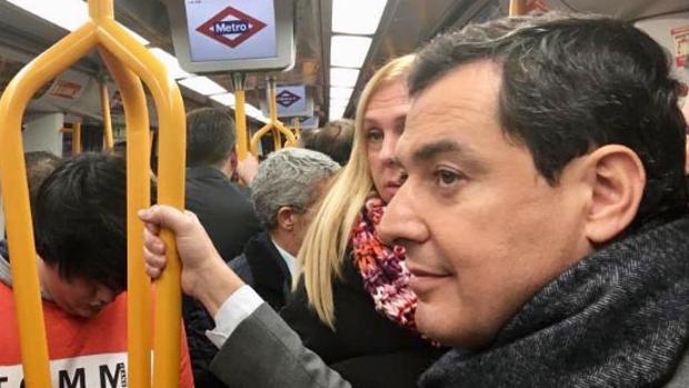 Juanma Moreno, esta mañana en Madrid usando el metro de la capital