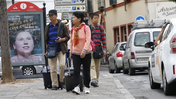 Turistas paseando por Sevilla