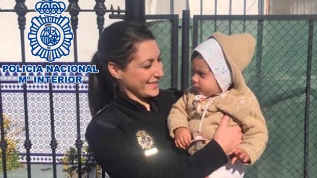 Una agente con la niña, que se encuentra el perfecto estado