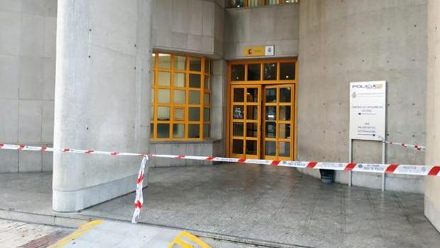El coche chocó contra la puerta de acceso