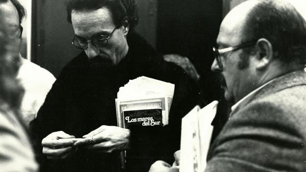 Javier Egea, en una de las imágenes que componen el legado, liándose un cigarro junto a Vázquez Montalbán.