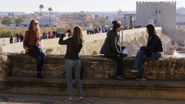 Turistas en el Triunfo de San Rafael, con vistas al Puente Romano de Córdoba