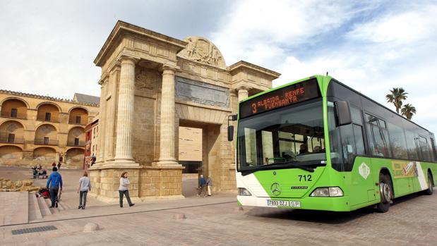 Un autobús de Aucorsa a su paso por la Puerta del Puente