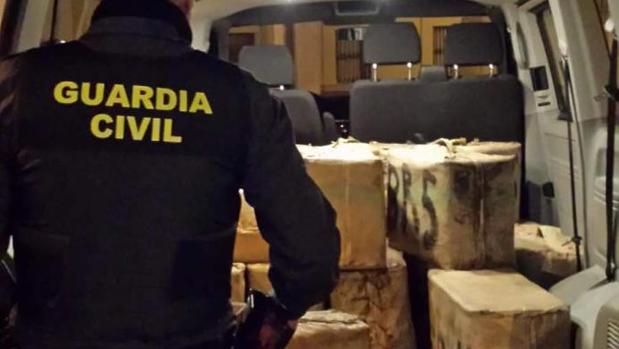 Un agente junto a la furgoneta cargada de droga