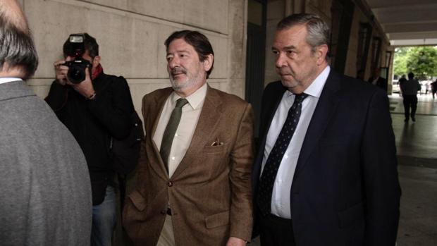 Francisco Javier Guerrero y Carlos Sierra, en los Juzgados de Sevilla