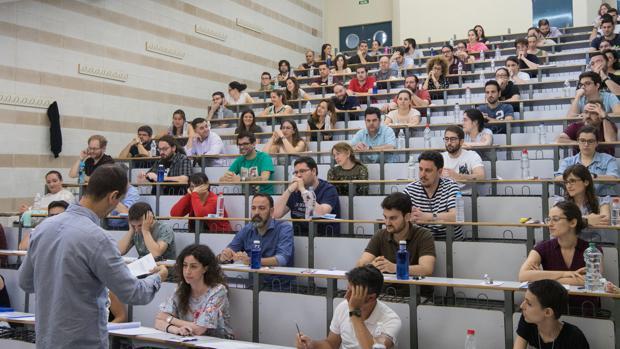 Opositores durante una prueba de acceso a la administración