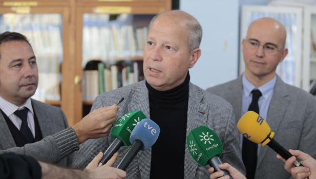 El consejero de Educación Javier Imbroda en una visita a un colegio