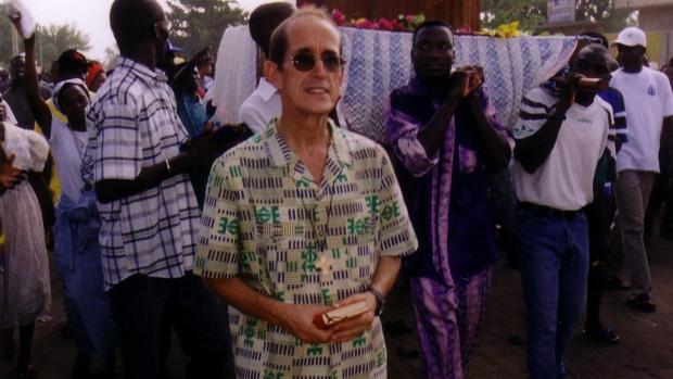 El salesian0 en una imagen de 2004 en la que presidía una procesión Lomé, la capital de Togo.