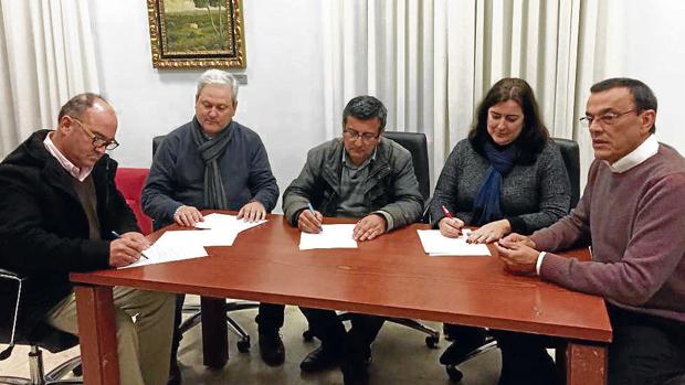 Firmantes del acuerdo de gobierno en Aljaraque tras pararse la moción de censura