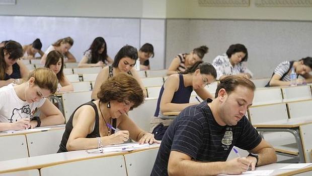 Aspirantes opositando
