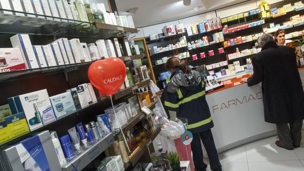 Clientes en una farmacia